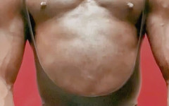 Black mature kinky muscle: Latexová singlet svalová flexe před bate bustem