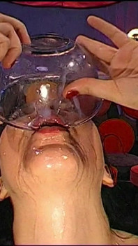 GGG - Mayhem gorgé de lait sur son visage