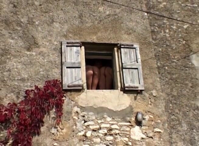 European Classics: Adorabile bionda viene scopata nel culo nel cortile di casa