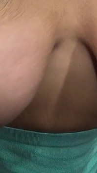 Incroyables Seins Affaissés Sautent Sur Un Gode