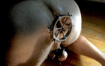 White Ukrainian Ass: Anal metalldilator. Passar i en smal anus.