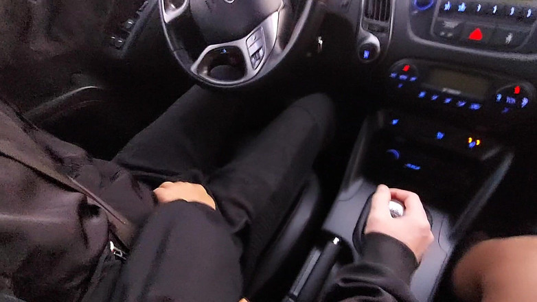 Step Mommy: Une belle-mère séduit son beau-fils avec ses jambes sexy dans...