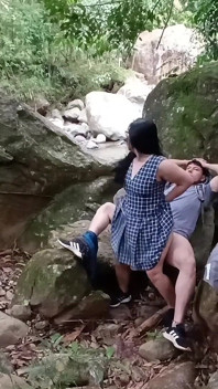 女の子は大学卒業後、森の中で先生にファックさせます。彼女はとても親切で、彼にそれを録音させてくれます