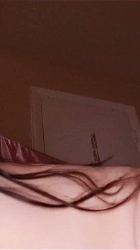 Este es el escenario: ¡soy una chica gata que trabaja en una casa de gatas! Después de un largo y agotador turno en el trabajo, vienes a pasar tu noche conmigo