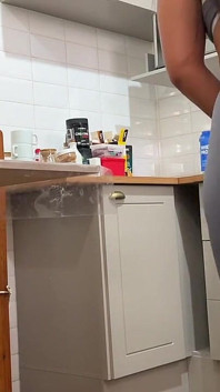 Femeie braziliană sexy care face ordine în casă cu colanți