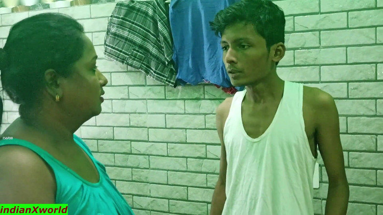 Indian Xshot: Desi dospívající chlapec šuká nadrženou madam doma