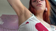 TattoedGirl666: Wow, pernahkah Anda melihat betapa lembut dan manisnya ketiaknya?