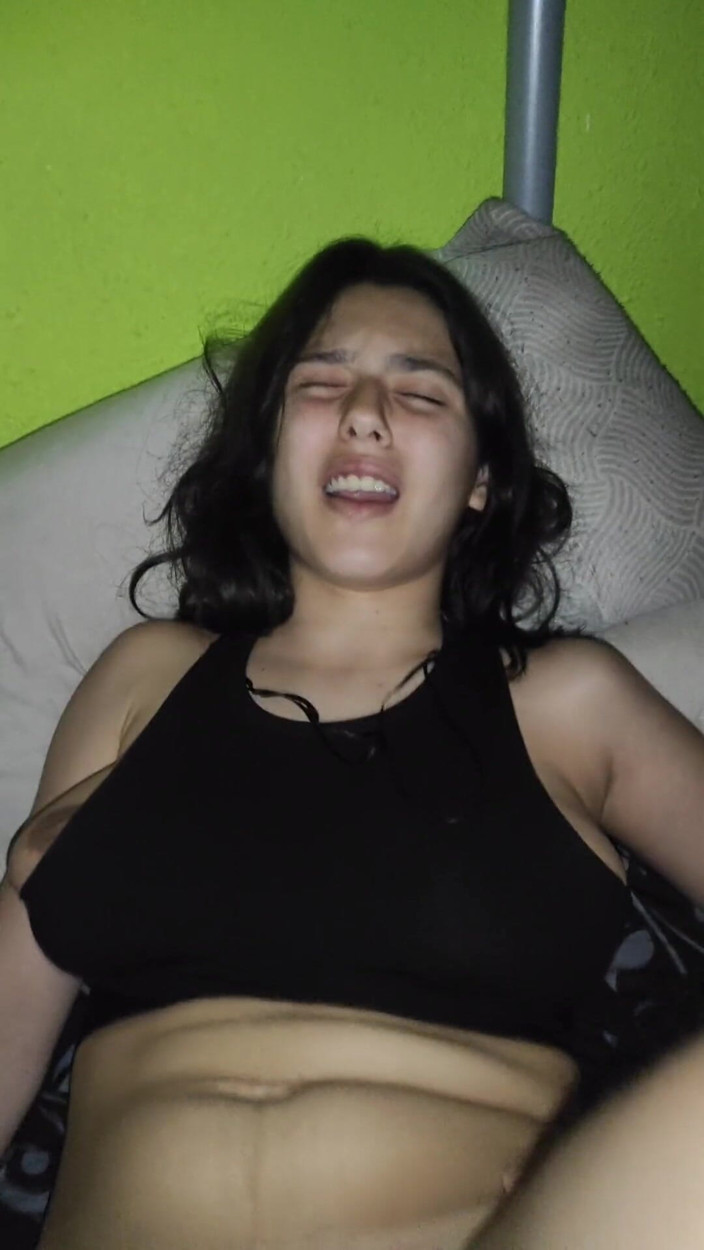 Endemoniados: Poesje eten en neuken van een tiener 's nachts voordat ze...