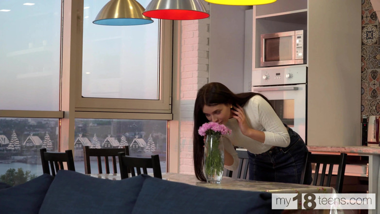My 18 Teens: Bruna in mutandine bianche gioca con la figa