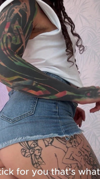 Eu sento no seu nariz e deixei sair alguns peidos fedorentos