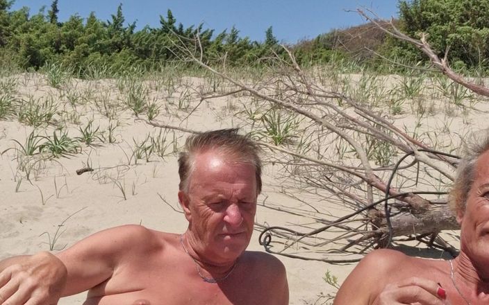 Gigi and David: Nudista beach stripchat sex show gigindave transsexual namorada encontro público...