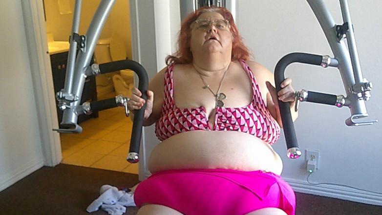 BBW nurse Vicki adventures with friends: Velká kráska sestřička Vicki cvičí v tělocvičně, část 1