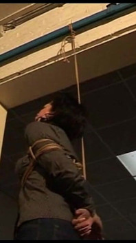 Steffi dangling trên dây chặt ballgagged