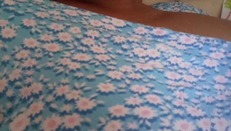 Anne White: スリランカ女性がバスルームで大きな胸とジューシーな膣で楽しむ