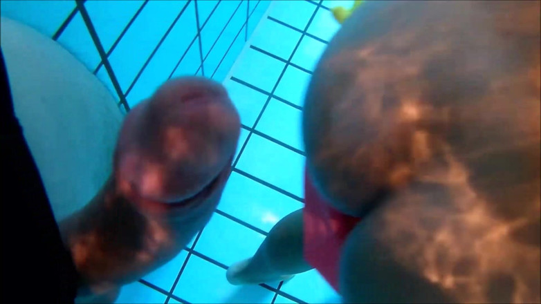 Helena Moeller: Sesso in piscina sotto l'acqua pompino