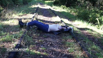 Kore Goddess: Toket besar dalam tali harness berkeliaran di hutan