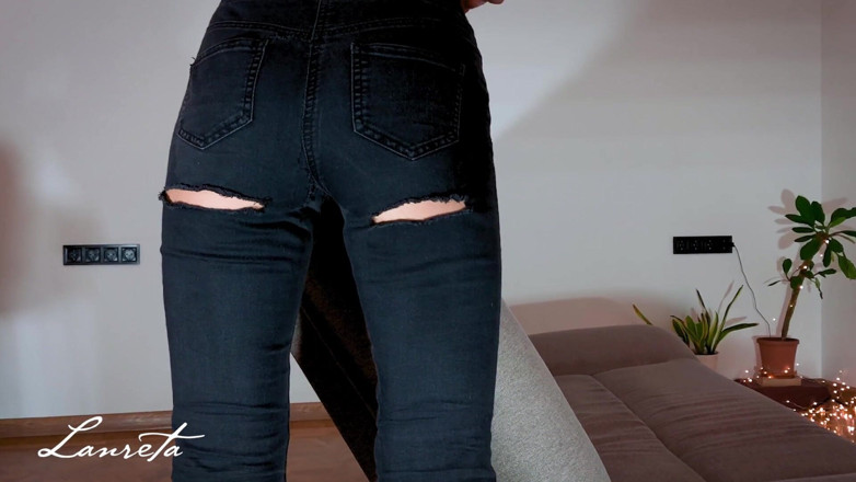 Lanreta: Une jolie fille dans un vieux jean noir déchiré squirte...