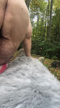 Puis-je manger ta chatte étroite et mouillée sur cet arbre ? Une salope coquine répond à baise oui tu peux aussi longtemps que je peux éjaculer sur ta main coquine ?