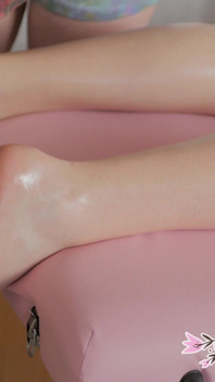 Blondes trans gemütliches gams, eingeölte massage, happy end