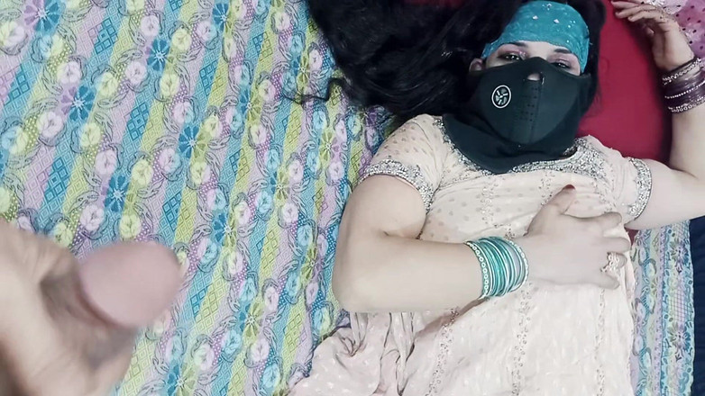 Netu: Indiancă sexy desi bhabhi de la sat a fost futută...