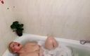 Aimee Paradise: Rondborstige mama masturbeert en komt klaar onder de douche