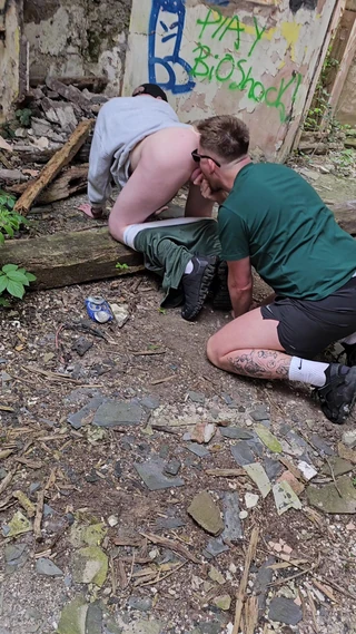 Рыжая с большой большой в заброшенном здании