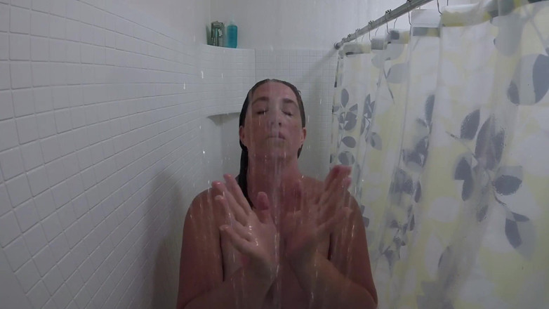 Lizzy Price: Plaisir sous la douche en chantant