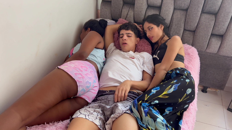 BritannySexxx: Eu compartilho uma cama com a melhor amiga da minha...