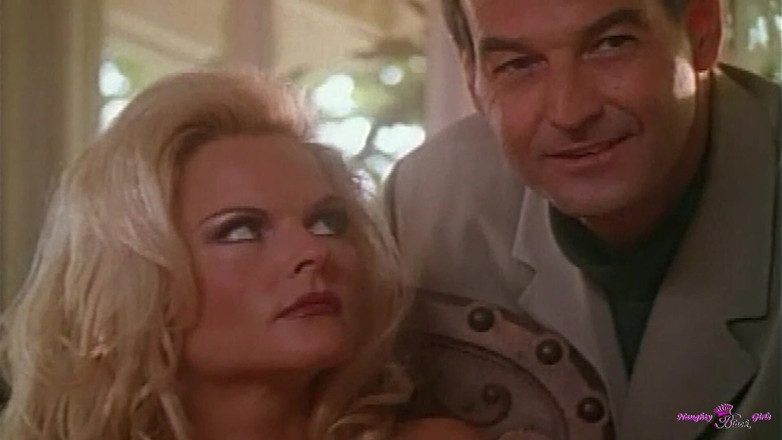 Naughty Black Girls: Pár sleduje, jak jejich nádherná služka má divoký vášnivý sex...