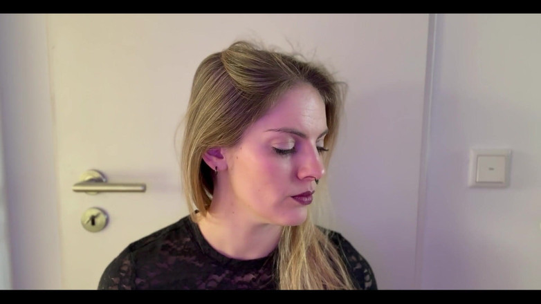 Naughty Natascha: Cewek semok kulit hitam lagi asik merokok - close up