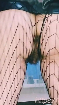 Nevlastní teta s brýlemi a síťovaných punčocháčů s tebou flirtuje a škádlí vás