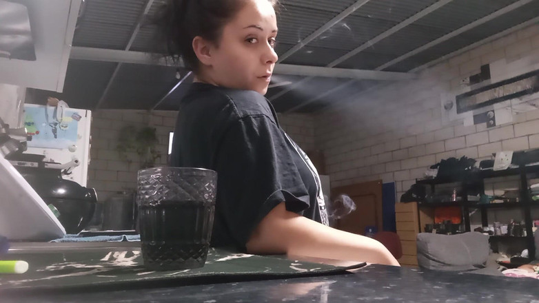fartingclub01: Sexy PAWG kouření cigarety