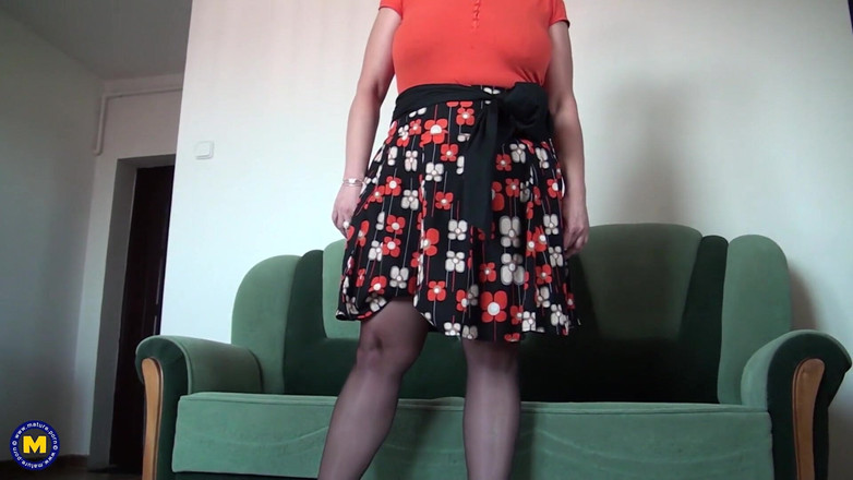 Mature Solo NL: Seksowna dojrzała z dużym tyłkiem i dużymi cyckami bawi się...