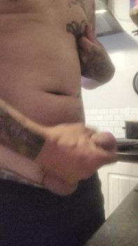 Napalony chłopak wanking, orgazm nad blatem kuchennym i lizanie w górę