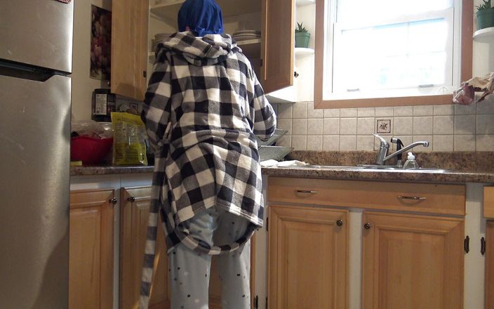 Souzan Halabi: सीरियाई गृहिणी को किचन में जर्मन पति द्वारा चूत में वीर्य मिलता है