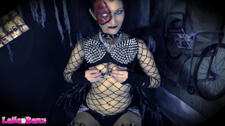 Laila Banx: Извращенное зомби нуждается в твоем шесте! С праздником Хэллоуин