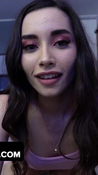 Aria lee vuole che il suo patrigno le sborri dentro