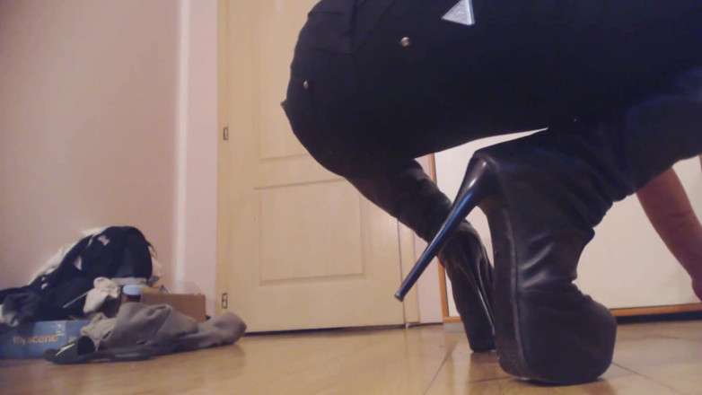 Foot Girls: Vivien ka hot kaamuk seksi boot ple