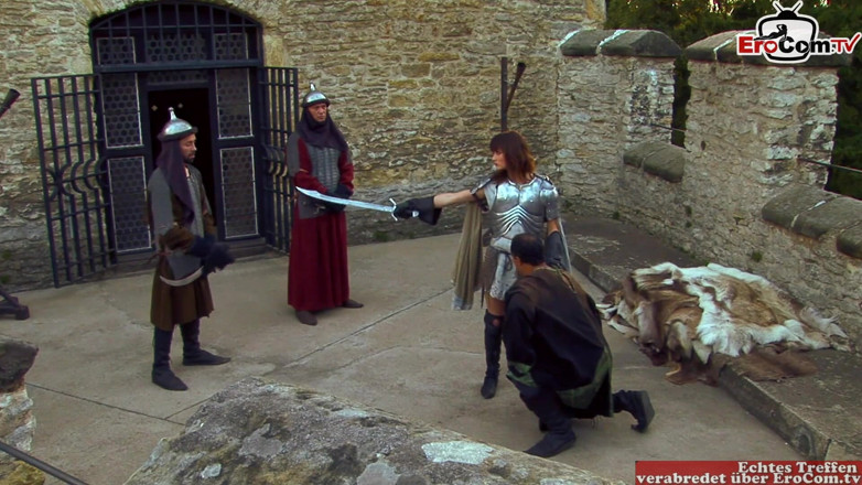 EroCom: Gangbang en plein air en costume avec une salope brune...