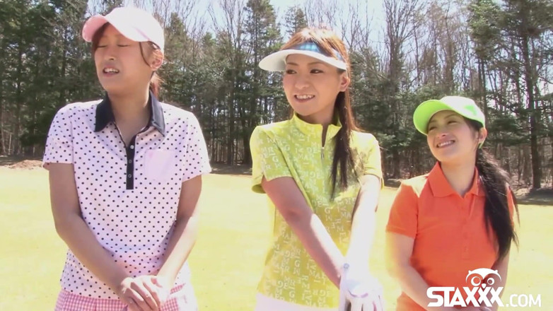 Staxxx: Gadis remaja Asia yang imut lagi asik main golf striptis