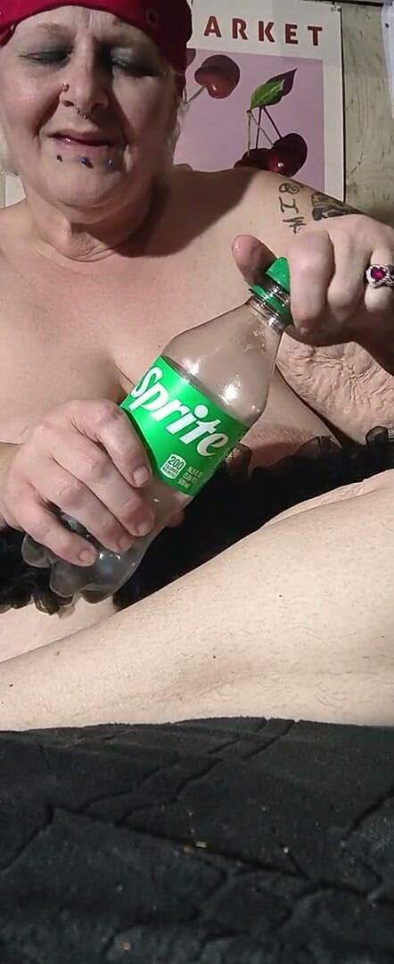 HerculesnVENUS: Apa yang dia lakukan dengan Sprite itu? Ngentot memeknya sempit...