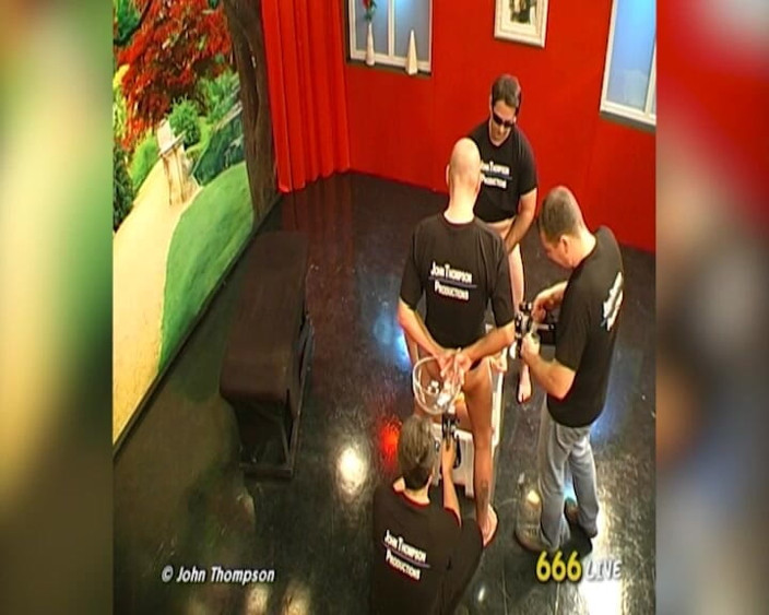 Piss Lover: Hnědovlasá děvka promáčená chcaním několika muži