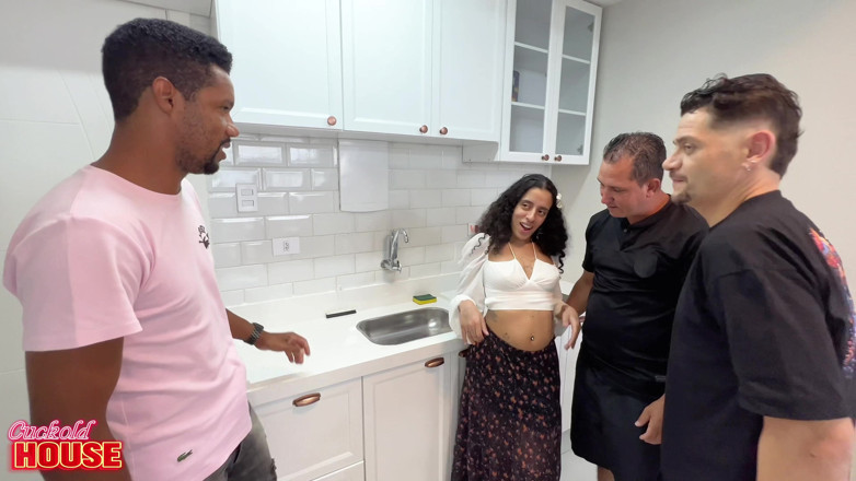 CuckoldHouse: Ця брюнетка з волохатою пиздою цілувала свого чоловіка-рогоносця, роблячи подвійне проникнення зі своїми друзями