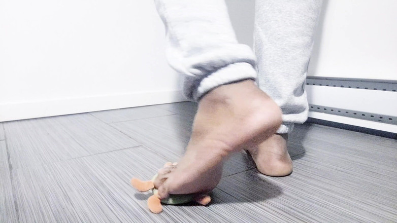 Soft Soleman: Saya bermain dengan plushes, barefoot (2025)