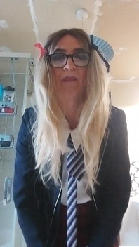 Sissy arrapata in uniforme adora il suo liquido preseminale