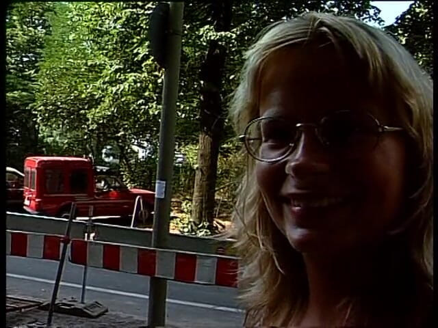 Lucky Cooch: La donna sexy parla davanti alla telecamera