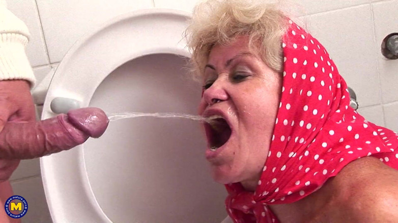 Mature NL: La abuela ama lamiendo trasero