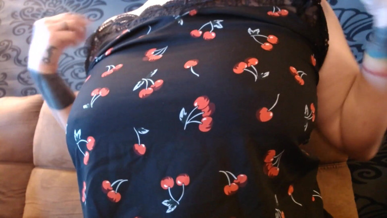 Abby Anna: 乳沟性感的弹跳大奶子