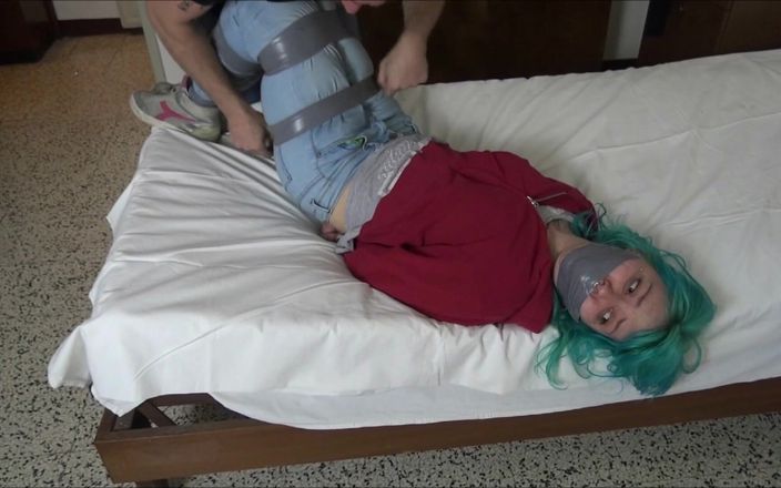 Selfgags classic: Italiensk college flicka: tejpbunden, trosor munkavlad och bar över hans axel!