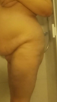 BBW amatir, 53 tahun, mandi telanjang dan buang air kecil di akhir - tanpa filter dan nyata